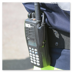 Caminhantes a usar walkie‑talkies PMR