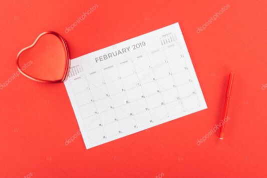 Calendário com marcações de eventos de rádio