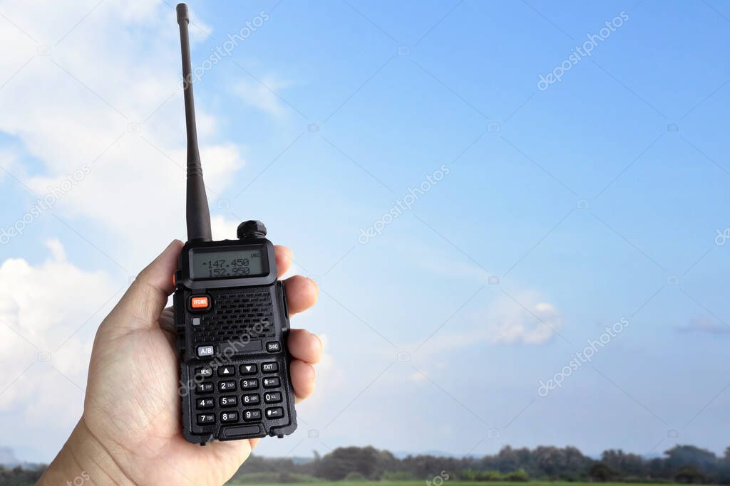 Rádio CB instalado no tablier com microfone